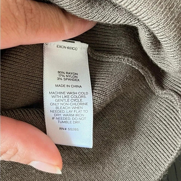 Express Women’s Ribbed Cold Shoulder Cut-Out Mock Neck Sweater SZ L - Picture 7 of 8